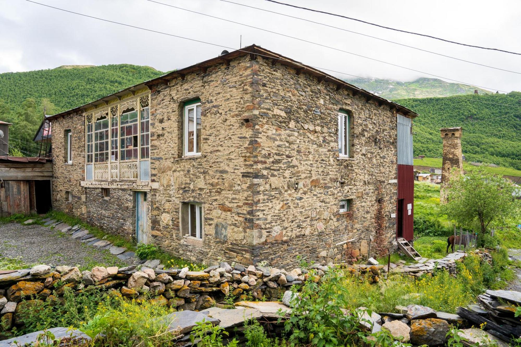 Guesthouse Svani Ushguli ภายนอก รูปภาพ